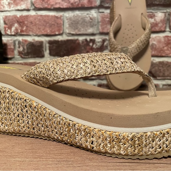 Volatile Women's Audry Wedge Thong Sandals Raffia Natural, Size 9 - Picture 4 of 9
